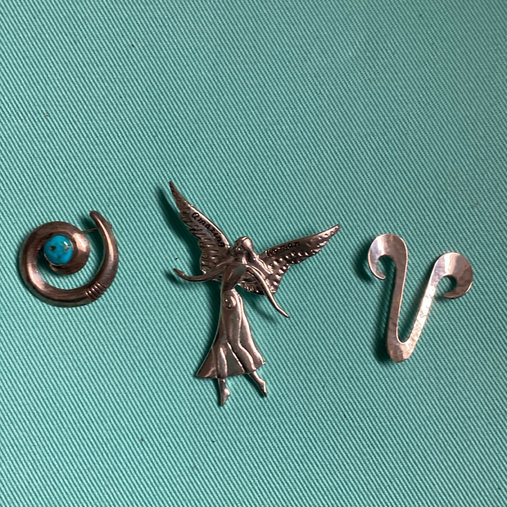 Bundle of 3 brooches